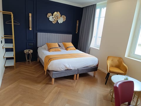 Deluxe Suite, 1 Queen Bed, Bathtub | Free WiFi