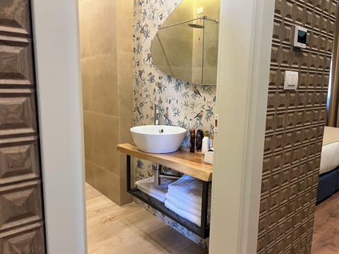 Deluxe Triple Room | Bathroom | Shower, free toiletries, hair dryer, bidet