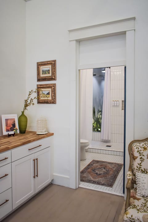 Luxury Suite | Bathroom | Shower, hair dryer, towels, soap