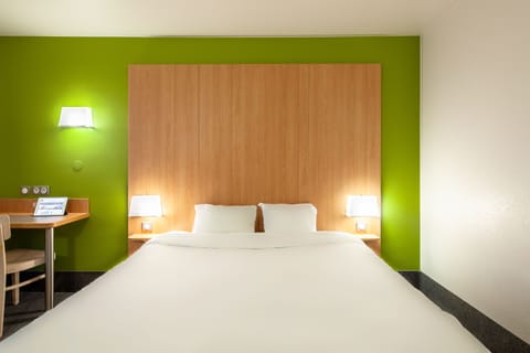 Desk, soundproofing, free cribs/infant beds, free WiFi