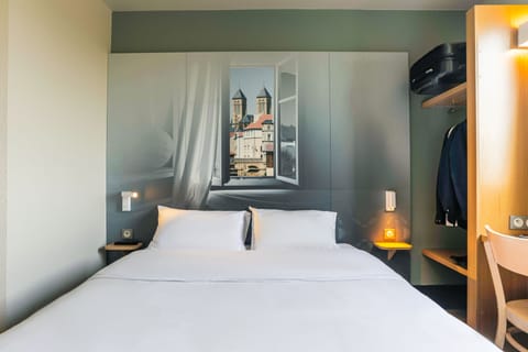 Premium bedding, desk, soundproofing, free WiFi