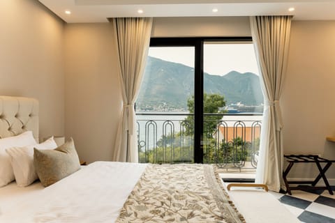 Deluxe Double Room, Sea View | Minibar, in-room safe, blackout drapes, soundproofing