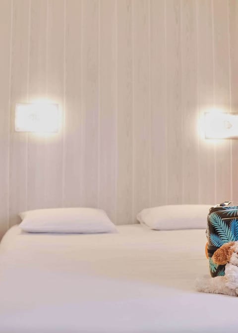 1 bedroom, desk, blackout drapes, soundproofing