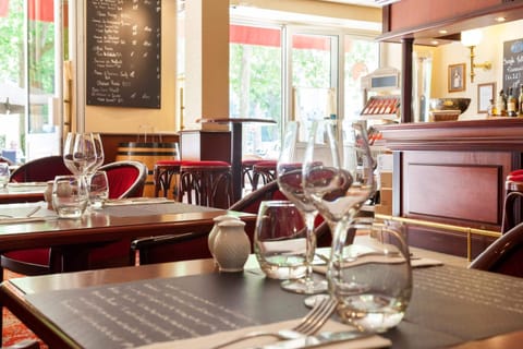 Lunch and dinner served, French cuisine