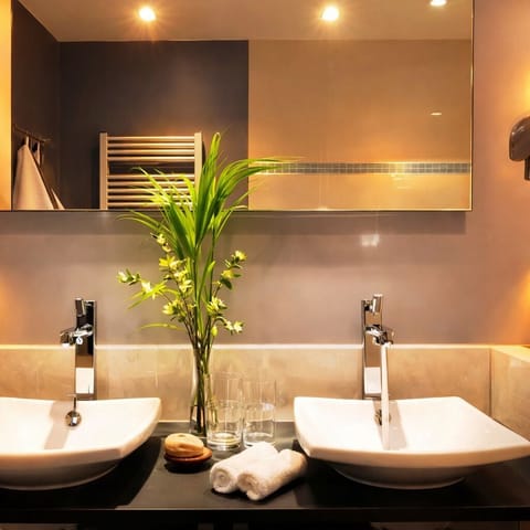Junior Suite (4 persons) | Bathroom | Jetted tub, free toiletries, hair dryer, bathrobes