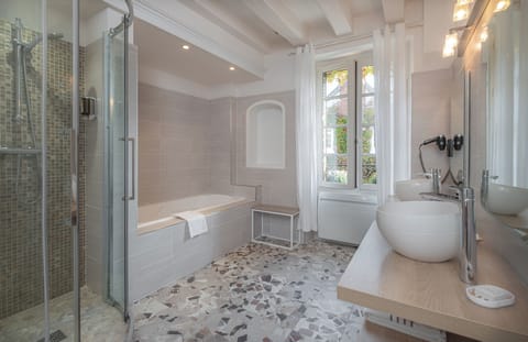 Prestige Room | Premium bedding, pillowtop beds, in-room safe, desk