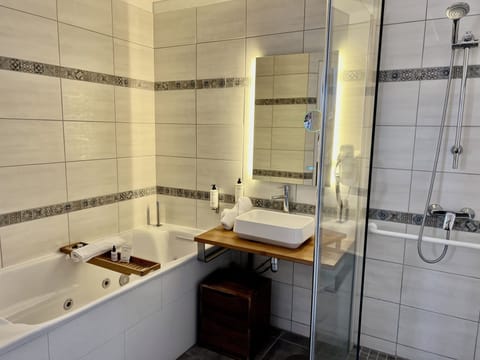 Deluxe Room | Bathroom | Hair dryer, towels, soap, shampoo