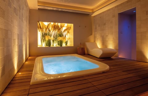 Indoor spa tub