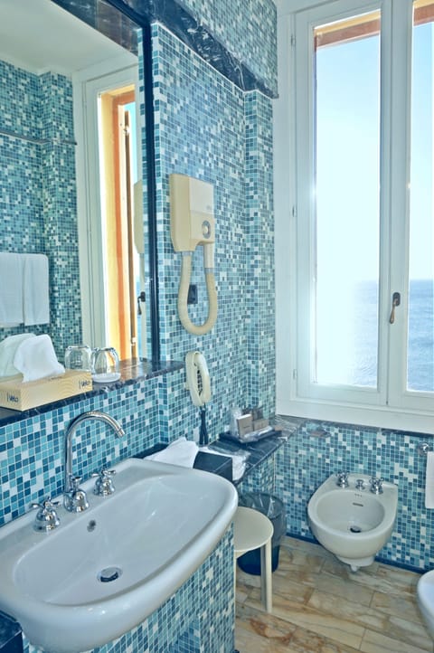 Classic Suite, Terrace, Sea View | Bathroom | Free toiletries, hair dryer, bathrobes, slippers