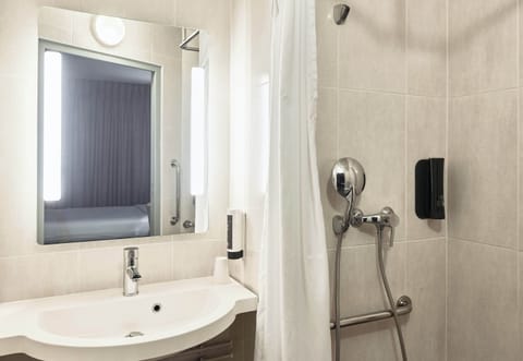 Double Room, Mobility Accessible, Non Smoking | Bathroom | Shower, towels