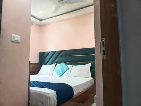 Standard Double Room | Desk, laptop workspace, free WiFi