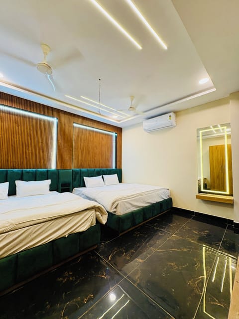 Quadruple Room | In-room safe, desk, blackout drapes, WiFi (free)