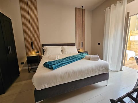 Desk, laptop workspace, free WiFi