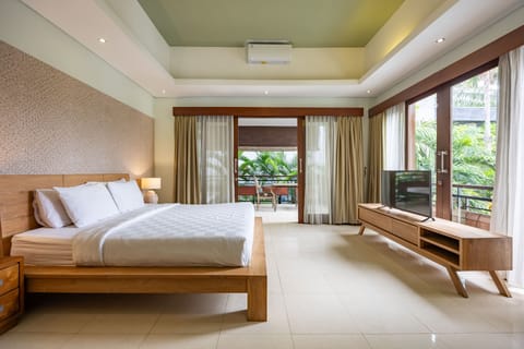 Deluxe Suite, Balcony | 1 bedroom, desk, laptop workspace, free WiFi