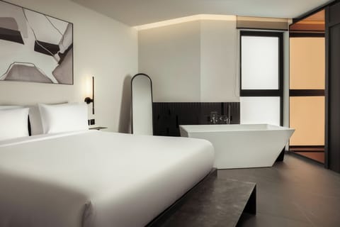 Deluxe Double Room with Bathtub | Minibar, in-room safe, desk, laptop workspace