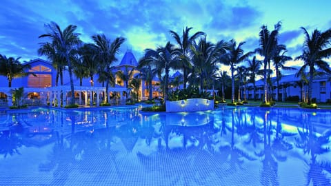 2 outdoor pools, sun loungers