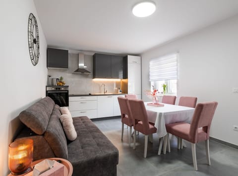 Apartment (Three Bedroom Apartment Kurte with Ga) | Dining room