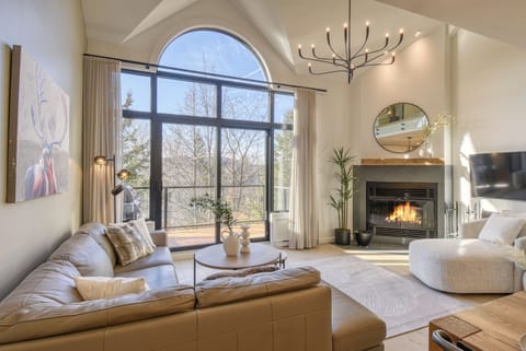 Deluxe Condo, Balcony, Mountain View | Living area