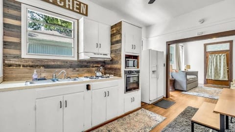 House | Private kitchen | Fridge, microwave, oven, stovetop
