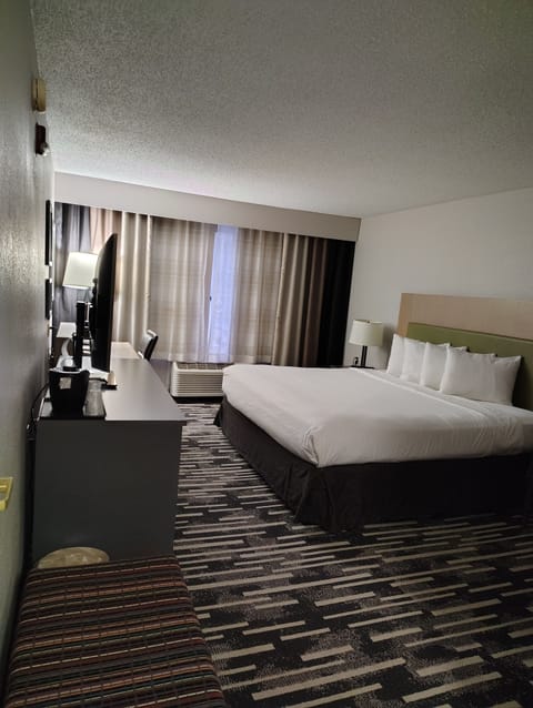 Desk, laptop workspace, iron/ironing board, free WiFi