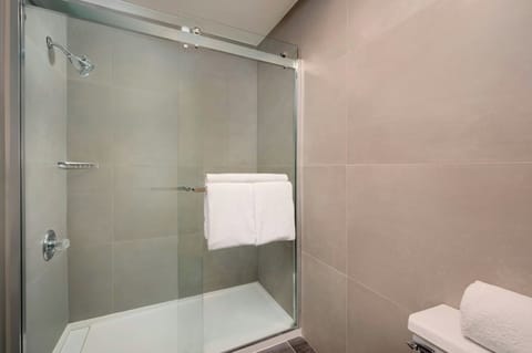 Deep soaking tub, free toiletries, hair dryer, towels