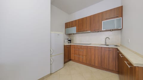 Apartment (133) | Private kitchen | Fridge, stovetop, electric kettle, cookware/dishes/utensils