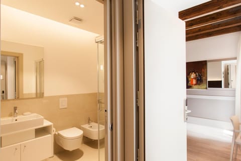 Single Room | Bathroom | Shower, rainfall showerhead, free toiletries, hair dryer