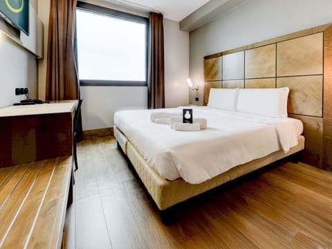 Superior Triple Room, Non Smoking | In-room safe, desk, soundproofing, free WiFi