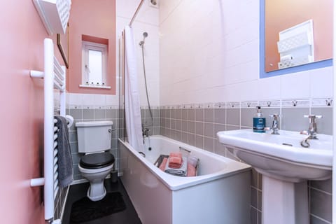 Double Room, Ensuite | Bathroom | Hair dryer, towels, soap, shampoo