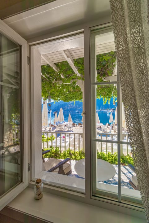 Double Room, Sea View | Minibar, in-room safe, laptop workspace, free cribs/infant beds