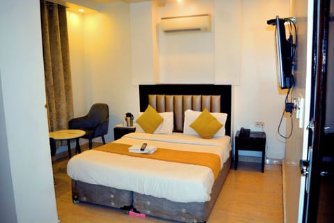 Classic Room, City View | Living area