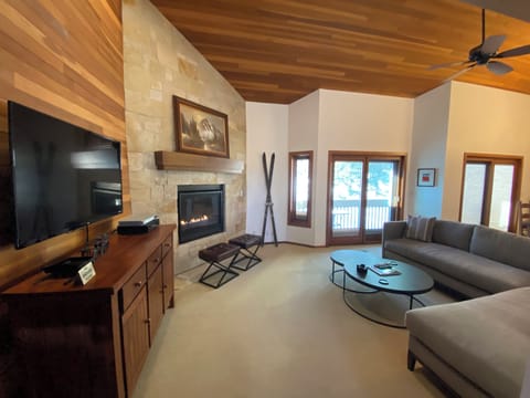 Deluxe Townhome, 4 Bedrooms | Living area