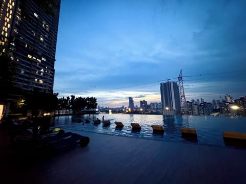2 outdoor pools