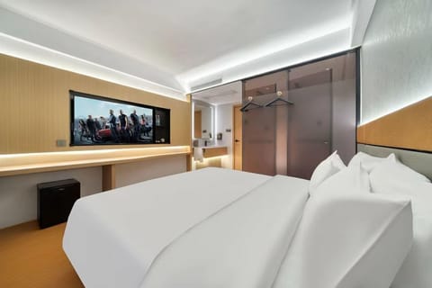 Luxury Double Room Single Use | Laptop workspace, blackout drapes, iron/ironing board, free WiFi