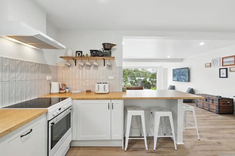 Deluxe House, Bay View | Private kitchen | Full-size fridge, microwave, oven, stovetop