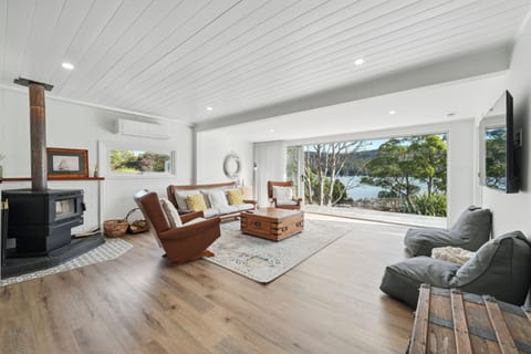 Deluxe House, Bay View | Living area