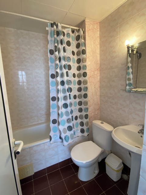 Bathtub, free toiletries, towels, soap