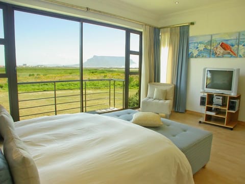 Premium bedding, minibar, desk, iron/ironing board