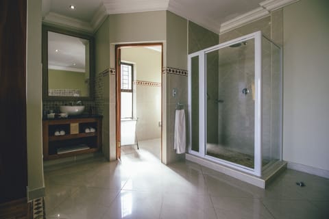 Executive Suite | Bathroom | Free toiletries, hair dryer, bathrobes, towels