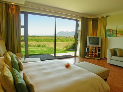 Premium bedding, minibar, desk, iron/ironing board