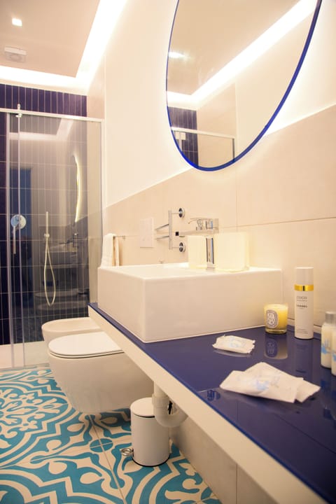Comfort Triple Room, Balcony | Bathroom | Shower, rainfall showerhead, free toiletries, hair dryer