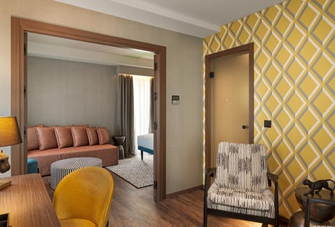 Heaven Suite with Business Lounge Access | Minibar, desk, free WiFi, bed sheets