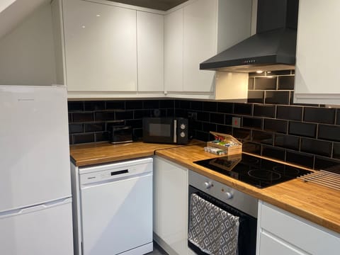 House | Private kitchen | Fridge, microwave, oven, stovetop