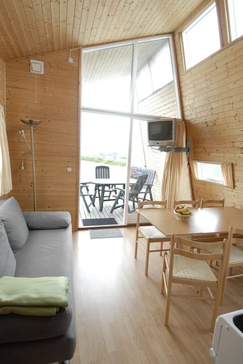 Comfort Cabin, Private Bathroom (Linen Excluded) | Living area | TV