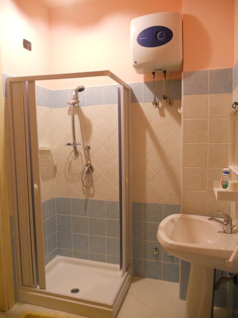 Double Room | Bathroom | Shower, towels
