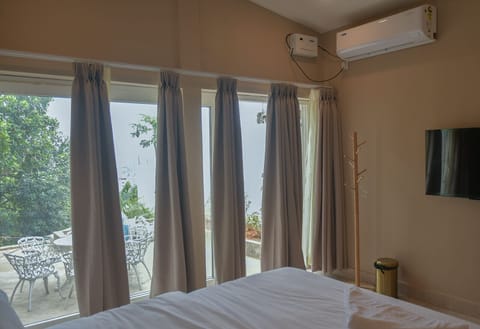 Exclusive Double Room, Pool View | Premium bedding, free WiFi, bed sheets
