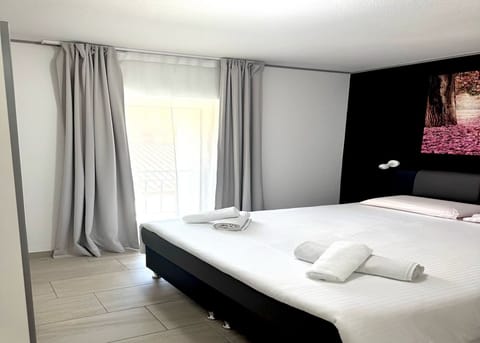 Family Triple Room, 1 Bedroom, Courtyard View | Hypo-allergenic bedding, cribs/infant beds, free WiFi, bed sheets