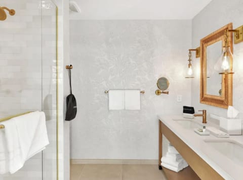 Panoramic Suite, Private Bathroom (CALIFORNIA KING - Bay View) | Bathroom | Shower, towels, soap, shampoo
