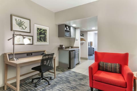 Hypo-allergenic bedding, in-room safe, desk, blackout drapes