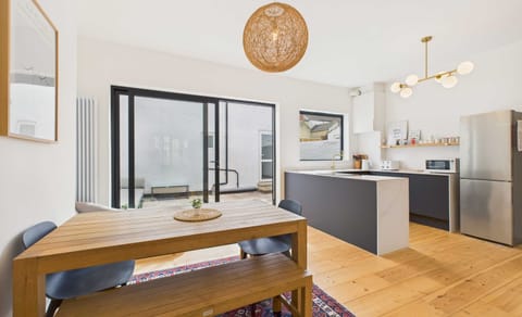 House | 4 bedrooms, desk